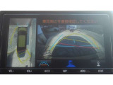 車を上から見下ろした視点で駐車をサポートするパノラマビューを搭載。運転席から確認しにくい車両周囲の状況を確認できます。