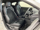 高いホールド性で運転姿勢が安定します。長距離ドライブでも疲れにくいのが魅力です。快適なドライビングライフをお送りください♪