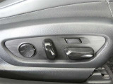 運転席パワーシート搭載。微妙な調整が手軽にでき、ピッタリのポジションで運転することが可能です。
