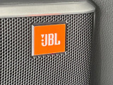 【JBLサウンドシステム】メーカーオプションの高品位サウンドシステムを搭載。専用のチューニングが施された大小様々なスピーカーから良質なサウンドが奏でられ、臨場感あふれる音響空間を演出します。