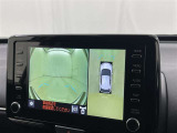 パノラミックビューモニターを装備。駐車場や交差点でクルマを真上から見るように周囲を確認できます。機能の詳細は販売店スタッフまでおたずねください。