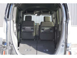 後席を倒すとより広い荷室が確保されます♪キャンプ、ゴルフ、ご旅行、習い事の荷物の積み込みなど、様々な場面で大活躍♪
