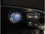 お車のキーはスマートキーです。キーを身につけた状態で車に近づき、ドアロックの解錠や施錠操作が出来ます。雨の日など両手がふさがっている時など、とっても便利ですね。