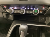 オートエアコンがついてます。左右独立で温度設定のできるデュアルオートエアコンです。パネル内のシートヒータースイッチは前席の左右別々に温度設定ができます。