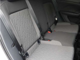 後席も使用感が少なく良好なコンディション!元社有車・低走行ならではの状態の良さがしっかり感じられます。