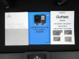 カギをバッグやポケットに入れたままでもドアロックの開閉やエンジン始動ができる『スマートキー』付き!暗くなってもキー穴を捜す必要が無くとっても便利ですから人気の装備です!