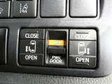 電動スライドドアのスイッチで車内からもスライドドアの開閉ができます。イージークローザー機能で半ドアになることも防止してくれます。