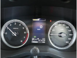 視認性に優れたとても見やすいメーターです。中央には「マルチインフォメーションディスプレイ」があり、車両情報や警報などを表示し安全で快適なドライブをサポートします。
