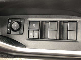 パワーウィンドのスイッチです。運転席に座りながら、助手席や後席の窓を開け閉めできるので大変便利ですよ。
