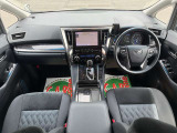 運転席からの視界も広く、見やすくレイアウトされたコックピット。長距離運転でも快適にお過ごしいただけます。