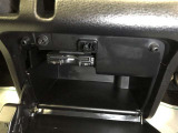 ETC車載器です。センターボックス内に設置されています。センターボックスはキーロック付きです。