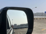 【ブラインドスポットアシスト】車線変更時に目視できない車を検知すると、検知した側のミラーに警告ライトが点灯。更にステアリングを制御し、アシストします。