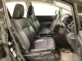 女性でも運転がしやすいように、シートの高さ調整機能(シートリフター)がついています。運転席と助手席の間が空いている為、助手席側への移動がスムーズです。交通量の多い道でも助手席側から乗り降りができます。