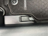 給油口は運転手の足元にあります