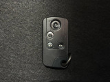 【スマートキー】持っているだけでエンジン始動や、ドアロックの開閉まで可能な便利なスマートキーを装備しています。イモビライザーでセキュリティー対策もOKです!