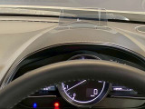 【アクティブ・ドライビング・ディスプレイ】コンバイナーにルートや車速などの情報を表示し、ドライバーの視線移動と、焦点調整の 時間をさらに短縮する事で、わき見のリスクを低減し ます。