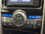 【左右独立型フルオートエアコン】運転席と助手席でそれぞれお好みの温度に設定可能。同乗者にも配慮した、快適な空調をお届け致します。