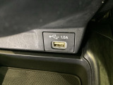 ナビゲーション用の外部入力やスマートフォンなどの充電可能なUSB端子がついています。
