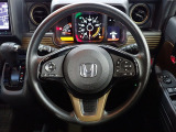 ハンドル左側にはオーディオ操作が出来るオーディオリモートコントロールスイッチ、右側にはHonda SENSINGとオートクルーズコントロールのスイッチを装備!