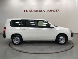 【まるごとクリーニング】シートを取り外し、車内を徹底洗浄。隅々まで丁寧に仕上げています。