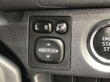 電動格納式ドアミラー付き。駐車場へ停めた時に、ボタン一つで左右のドアミラーをたたむ事ができます。