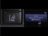 レーンディパーチャーアラートとは車線、又は走路からの逸脱の可能性をブザーにて警告します。