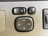 【電動格納ミラー】サイドミラーは電動格納式となっており、狭い駐車場でもキズがつくリスクを抑えられます。