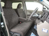 運転席のスペースはゆったりしていて、視界も広く確保されているので普段の運転からロングドライブまで快適です。