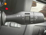 【オートライト(AUTO)】外の明るさをシステムが感知して、自動でヘッドライトが点灯します。ヘッドライトをつけ忘れを防ぐ便利機能です。