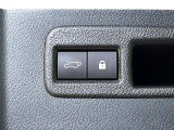 【パワーバックドア】スマートキーや運転席のボタンを押すだけでリアゲートが自動で開閉します!荷物を持っている時や、高い位置にあるバックドアを閉める際に便利な機能です♪