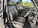運転席まわりには十分なスペースがあり、大柄な方でもゆったり運転していただける環境です。