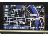 視線移動の少ない位置にセットされた視認性の良いメーカーSDナビ。CD・DVD・SD・高画質なフルセグTV対応です。ナビ連動のETCを搭載しています。利用日や料金の確認がモニターで出来て便利ですよ。