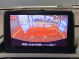 リアゲートの目立たない位置にバックカメラがあります。確認しづらい後方の障害物をバックモニターに表示されるのでより後方の視界の確保が可能です。