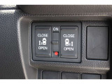 リアは両側パワースライドドアで開閉には運転席のスイッチ、もしくはスライドドアのドアハンドルを軽く引くだけで自動開閉します。