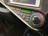 【オートエアコン】一度お好みの温度に設定すれば、車内の温度を検知し風量や温度を自動で調整。暑い&hellip;寒い&hellip;と何度もスイッチ操作をする必要はありません。快適な車内空間には必須の機能ですね♪