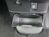 足元には便利なセンターロアボックスを設置。車内を整理しやすく、使い勝手の良さが魅力です。