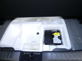 パンク修理剤とエアーポンプのセットです。スペアタイヤは装備していませんが空いたスペースを小物入れとして使用できます