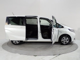 Honda独自のセンタータンクレイアウト、低床設計で床が低くドアも大きく開きますので、女性やお子様、ご年配の方にも一段と乗り降りがしやすくなっています。