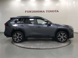【まるごとクリーニング】シートを取り外し、車内を徹底洗浄。隅々まで丁寧に仕上げています。