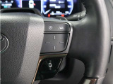 レーダークルーズコントロール作動時に車線維持に必要な運転操作の支援を行う「レーントレーシングアシスト(LTA)」を搭載しています。