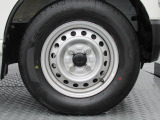 純正12インチスチールホイール。タイヤサイズは145/80R12