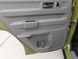 ドアのポケットにも小物やペットボトルが入ります!!
