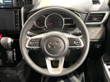 インテリアに合わせたデザインのステアリングは、運転される方のことも考え、運転しやすい形状、大きさです。是非一度、実際に触ってお確かめください。