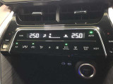 【左右独立温度コントロールフルオートエアコン】ハイブリッド車は、ドア開閉、着座有無、バックル着脱、助手席側スイッチ操作により、人が乗っていない席を判断、空調を抑制する制御を採用しています。