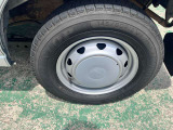 タイヤ残り溝が1.6mmになる目安として「スリップサイン」が設けられています。この車はまだまだ残ってますので、安心してお乗り頂けます!