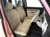 運転席の座面高さを調整できるシートリフターが付いています。フロントシートはベンチシートを採用で、座面も広く使い勝手もいいですよ♪