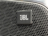 【JBLサウンドシステム】メーカーオプションの高品位サウンドシステムを搭載。専用のチューニングが施された大小様々なスピーカーから良質なサウンドが奏でられ、臨場感あふれる音響空間を演出します。