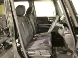 女性でも運転がしやすいように、シートの高さ調整機能(シートリフター)がついています。運転席と助手席の間が空いている為、助手席側への移動がスムーズです。交通量の多い道でも助手席側から乗り降りができます。