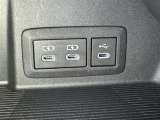 充電用USB端子付き。スマートフォンなどの充電に便利です。
