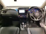 車内は光触媒抗菌消臭施工済です。インパネ周りはスタイリッシュなデザインです。グローブボックスやカップホルダーのほかにトレーなどたくさんの収納スペースが付いています。